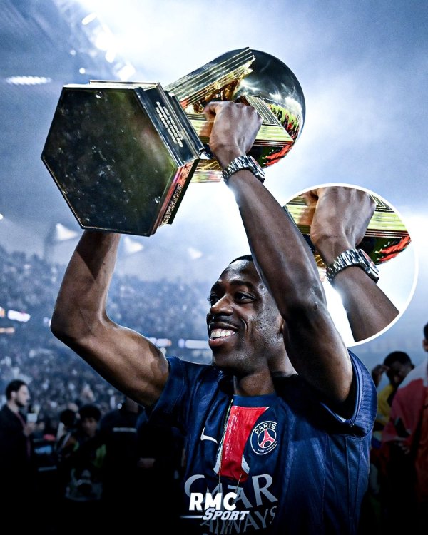 ⌚Demberlae wore a Rolex to win the cup, and once bet with his friends that he could score 30+ goals & bets is Rolex