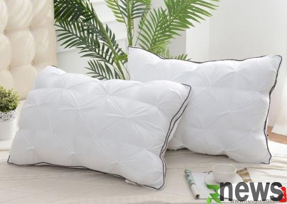 After using the pillow case for a long time, it is yellow and dirty. Soak it in white vinegar and baking soda first. Scrub it as new as new.