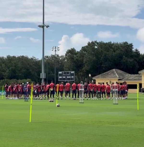 Bayern observed a minute of silence for the deceased Jota brothers before training today