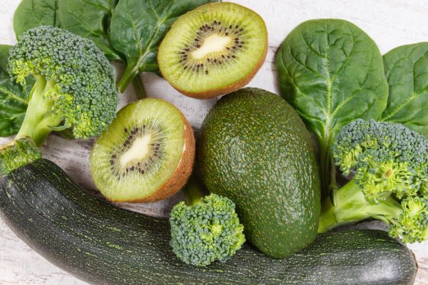 What are the effects of vitamin K? Which foods contain vitamin K? What can t you eat with?