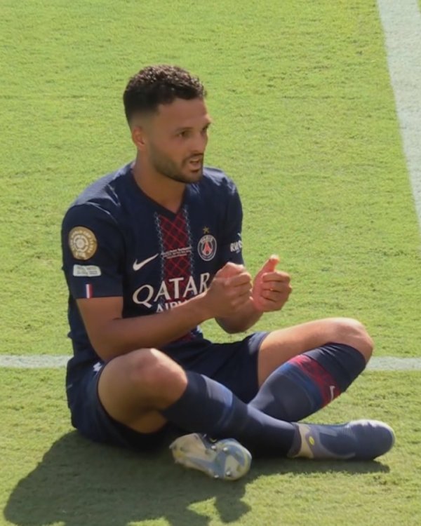 Salute to Jota! Ramos scored a goal and made a celebration of playing games, then single-fingered sky