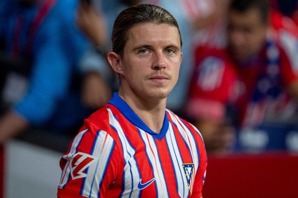 Manchester United can introduce Gallagher to strengthen the midfield, but they need to sell Mount or Menu first