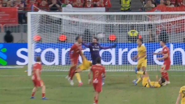 High-risk occupations 😂Van Dijk headed the ball to clear, Alison boxing + Battersakie barbs arrived one after another