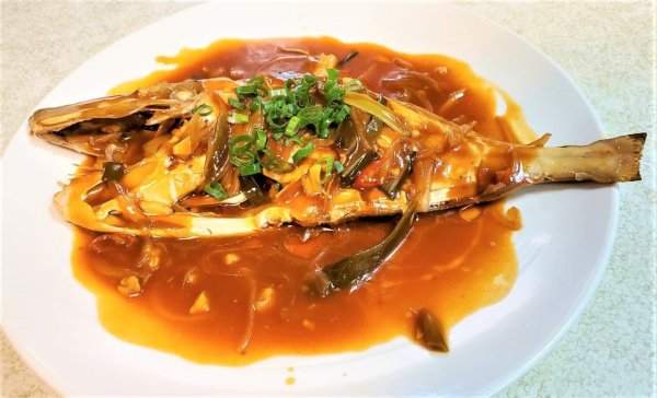 The skin of the squid is as thick as sand paper. The fish skin can be cooked with delicious dishes after it is removed.