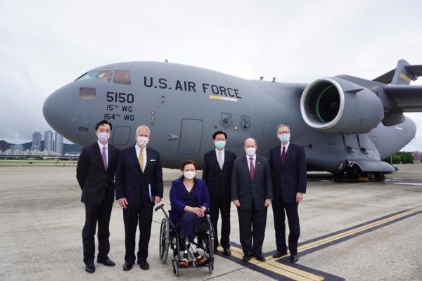 He lost both legs at the age of 36 and gave birth to a daughter at the age of 50! US participants visit the station to send vaccines: Every day I live, I must be worthy of the person who saved me