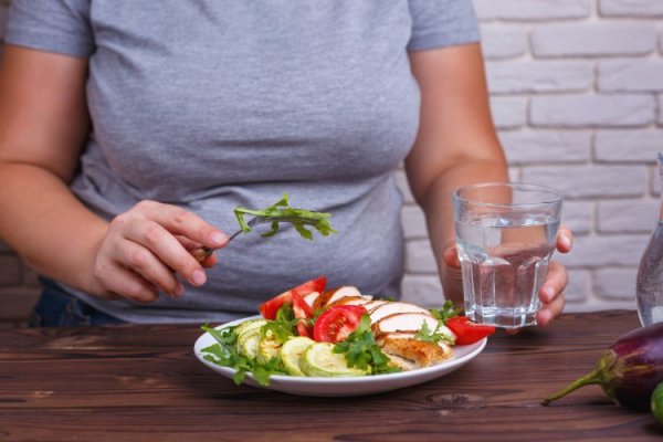 Can you lose weight by eating meat in big mouthfuls? Nutritionists remind that it may cause 3 health damage