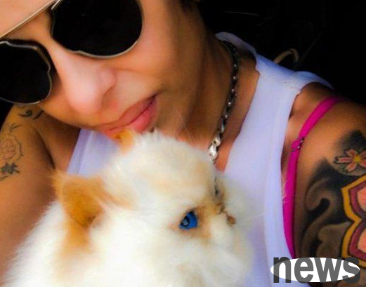 The girl will treat her dead pet cat with anticorrosion from now on