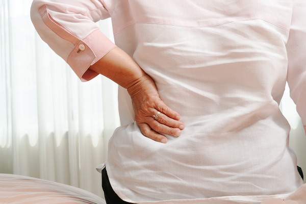 The stiff waist is an aging alarm when you wake up. The famous doctor of Rehabilitation teaches you how to prevent bone pricks
