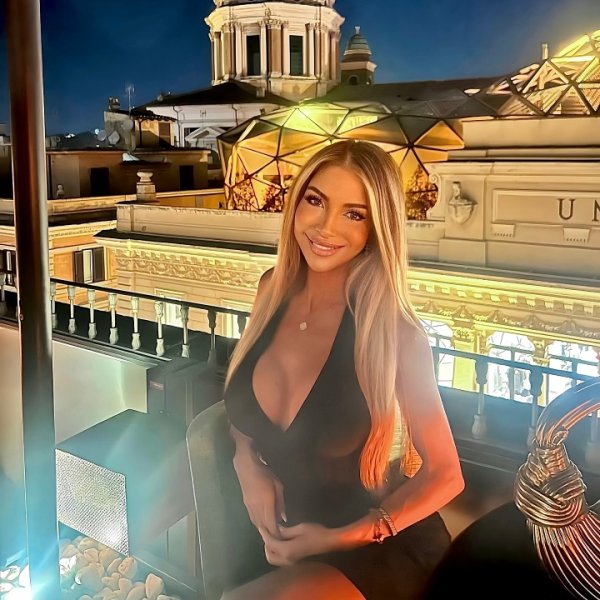 Who is not confused after watching this... Italian female linesman: I am always discriminated against in my profession because I am too good-looking.